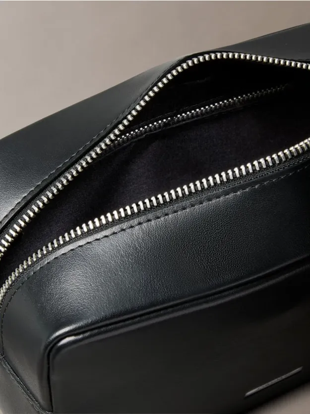 Black شنطة مستلزمات شخصية من الجلد المحبب الكامل