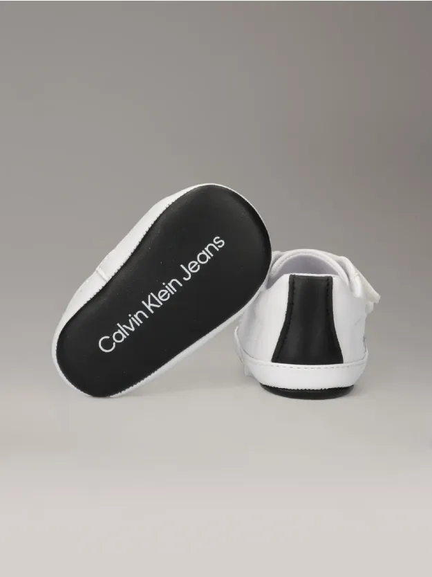  حذاء رياضي بحزام لاصق للأطفال الصغار