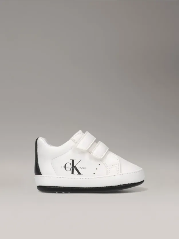  حذاء رياضي بحزام لاصق للأطفال الصغار