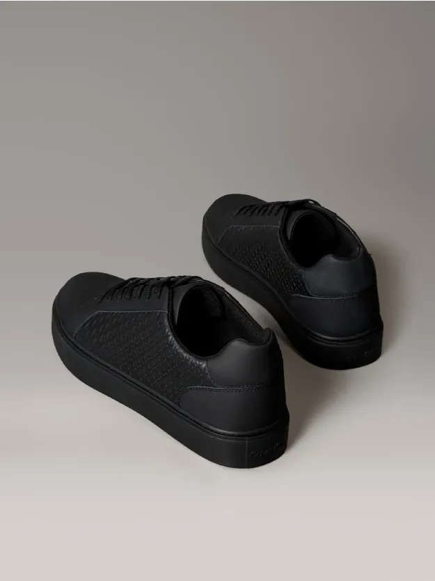 Triple Black سنيكرز بشعار من الجلد المرن