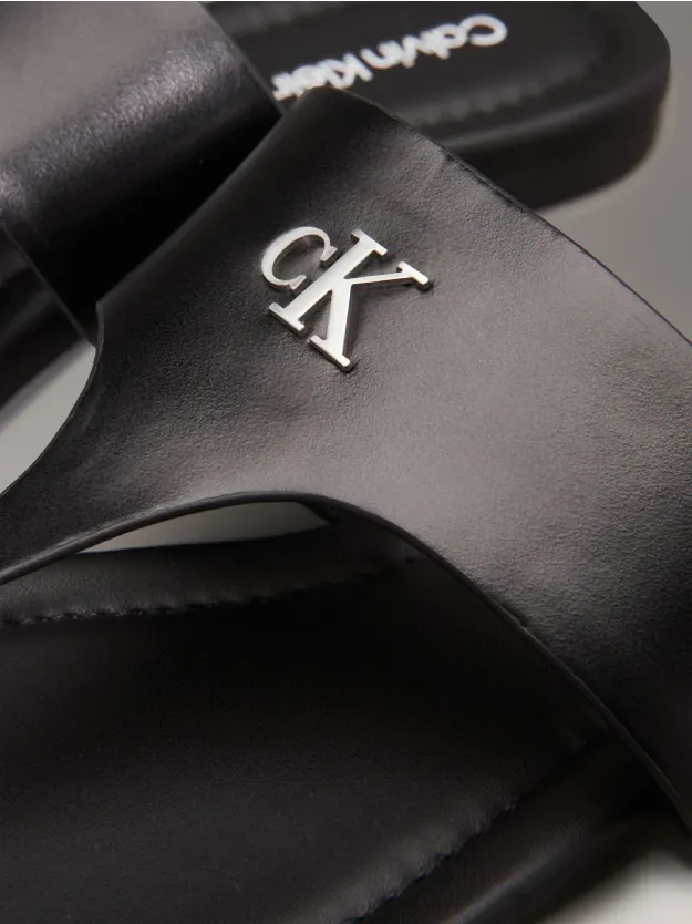 Triple Black صندل من الجلد الصناعي