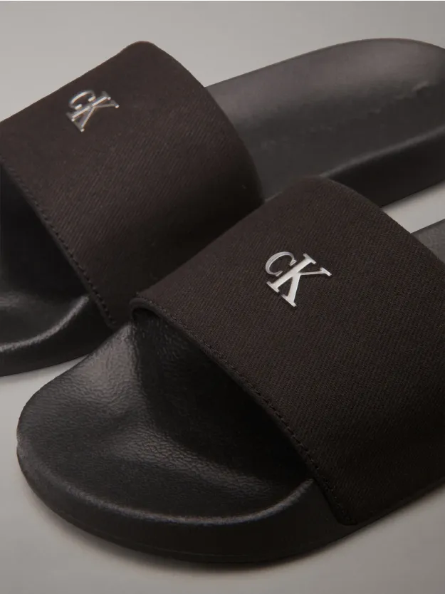 Triple Black شبشب مزين بشعار كلفن كلاين