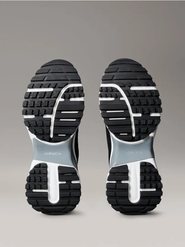 Black/Granite Road حذاء رياضي من الشامواه والنايلون المزين بشعار كلفن كلاين