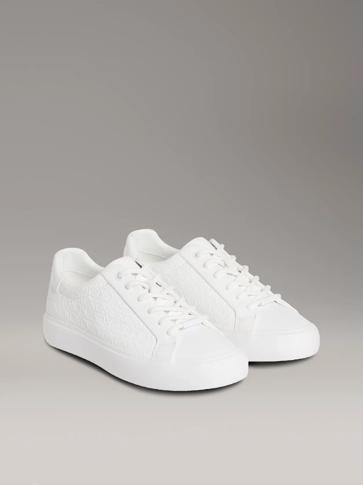 Triple Bright White حذاء رياضي مزين بشعار كلفن كلاين