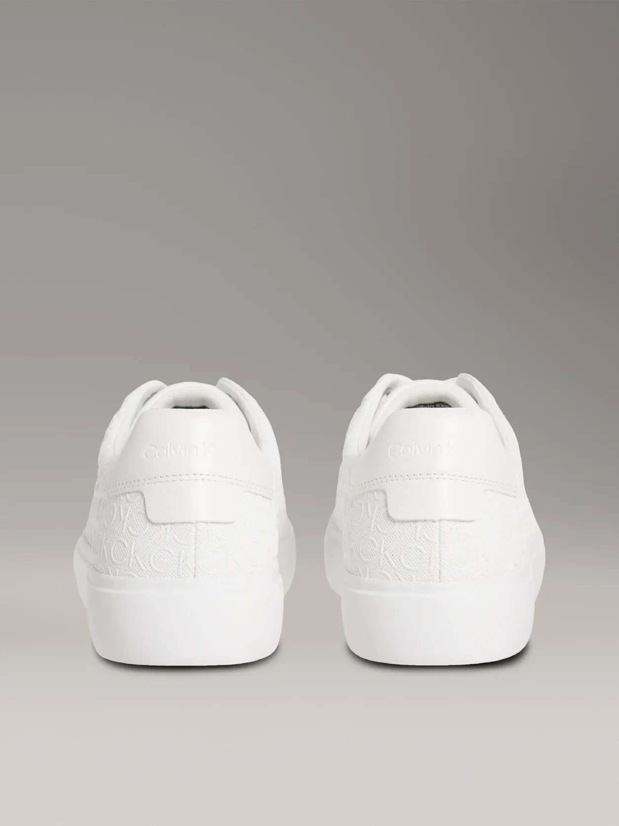 Triple Bright White حذاء رياضي مزين بشعار كلفن كلاين