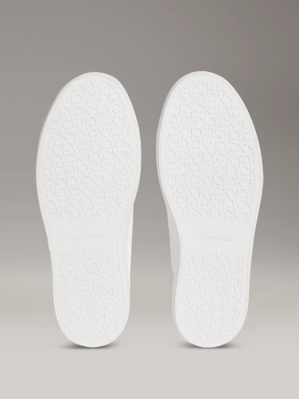 Triple Bright White حذاء رياضي مزين بشعار كلفن كلاين