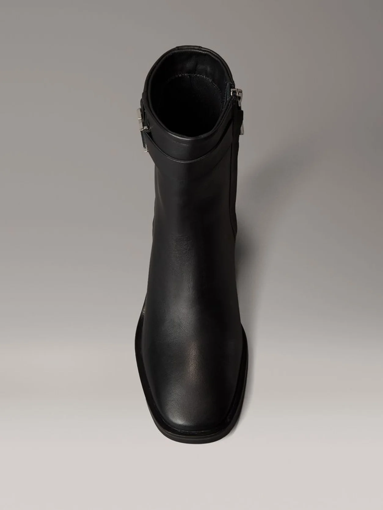 Ck Black حذاء بوت بطول الكاحل من الجلد بمقدمة مربعة ومزود بسحاب