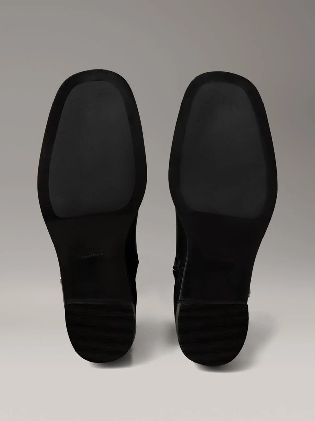 Ck Black حذاء بوت بطول الكاحل من الجلد بمقدمة مربعة ومزود بسحاب