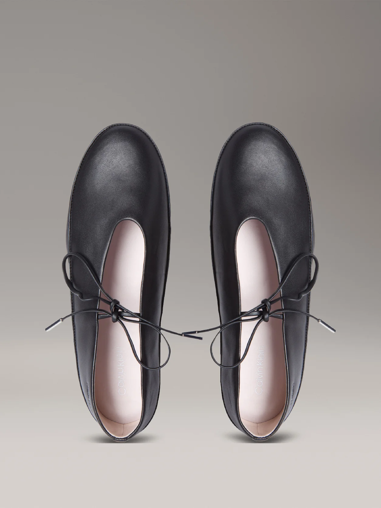 Ck Black حذاء باليرينا من الجلد بنمط ماري جين