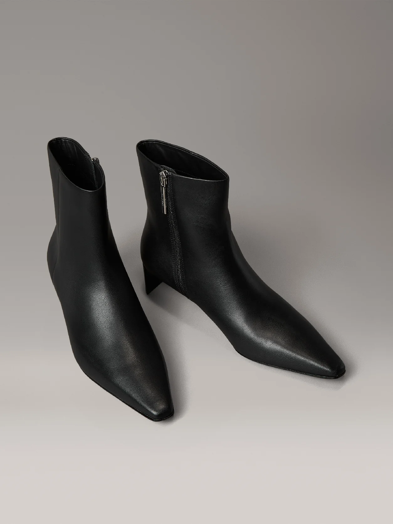 Black حذاء بوت جلدي بكعب صغير