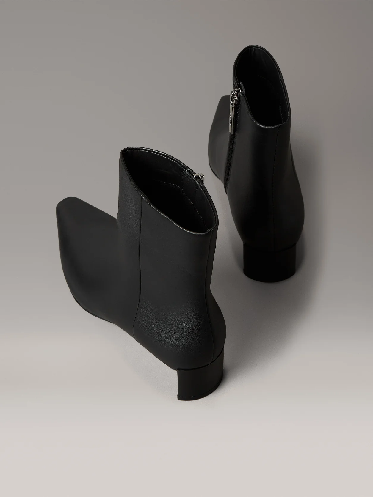 Black حذاء بوت جلدي بكعب صغير