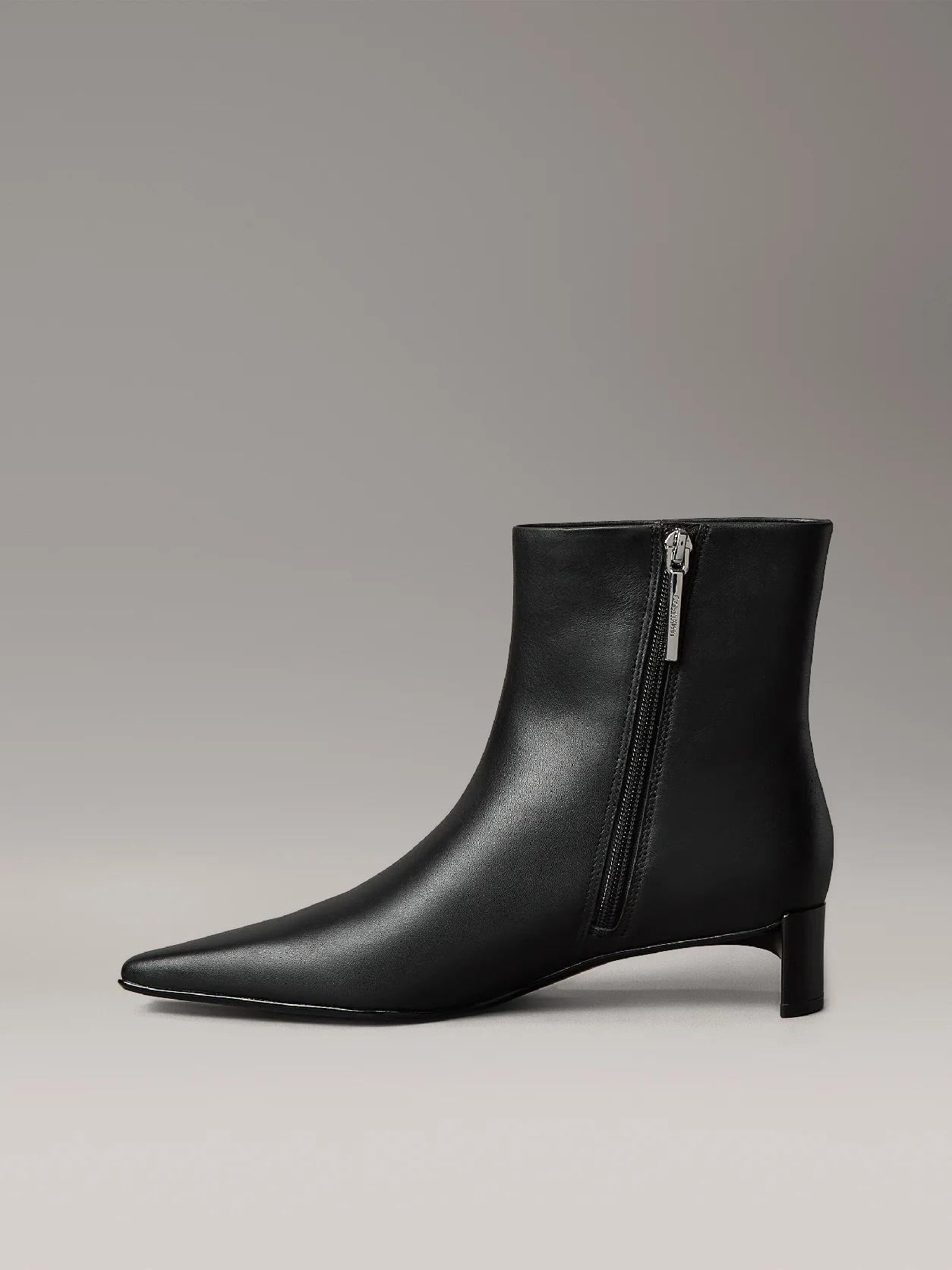 Black حذاء بوت جلدي بكعب صغير