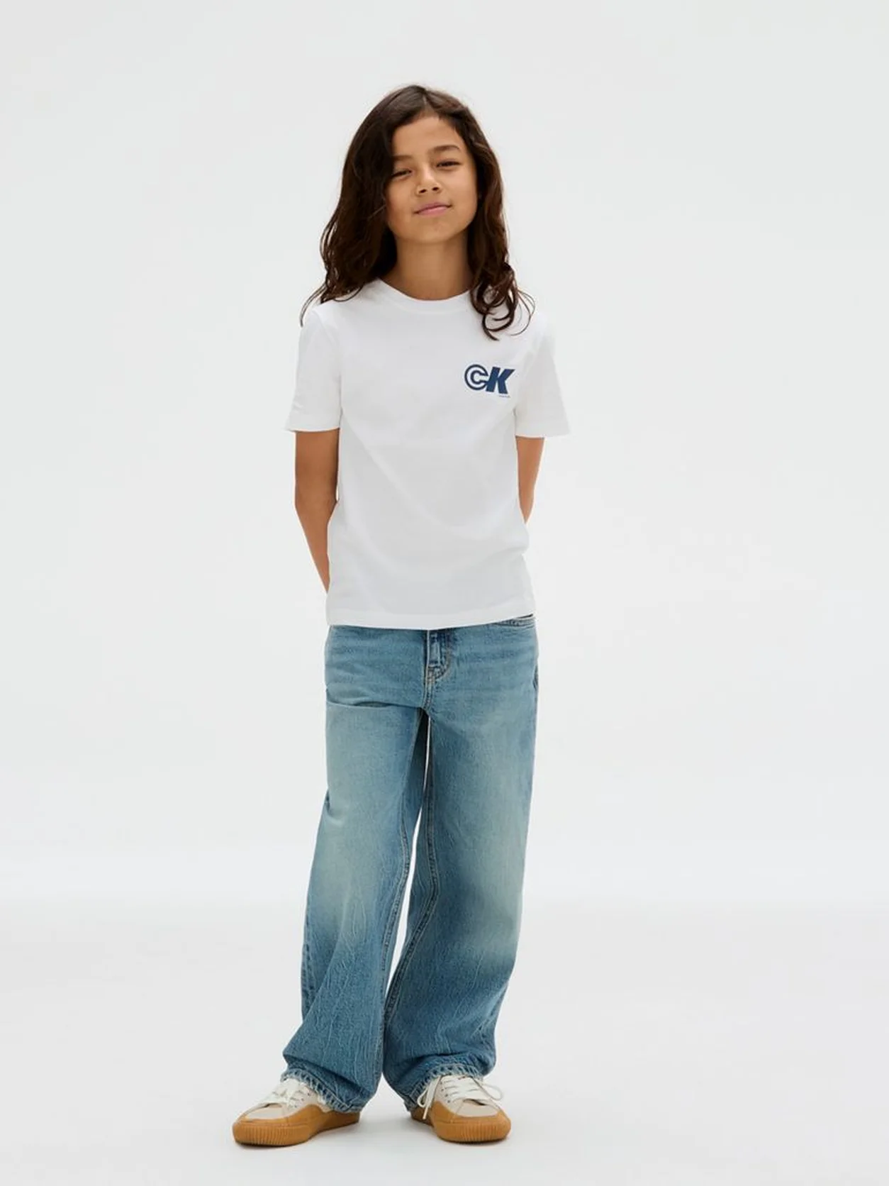 Bright White تيشرت مزين بشعار كلفن كلاين