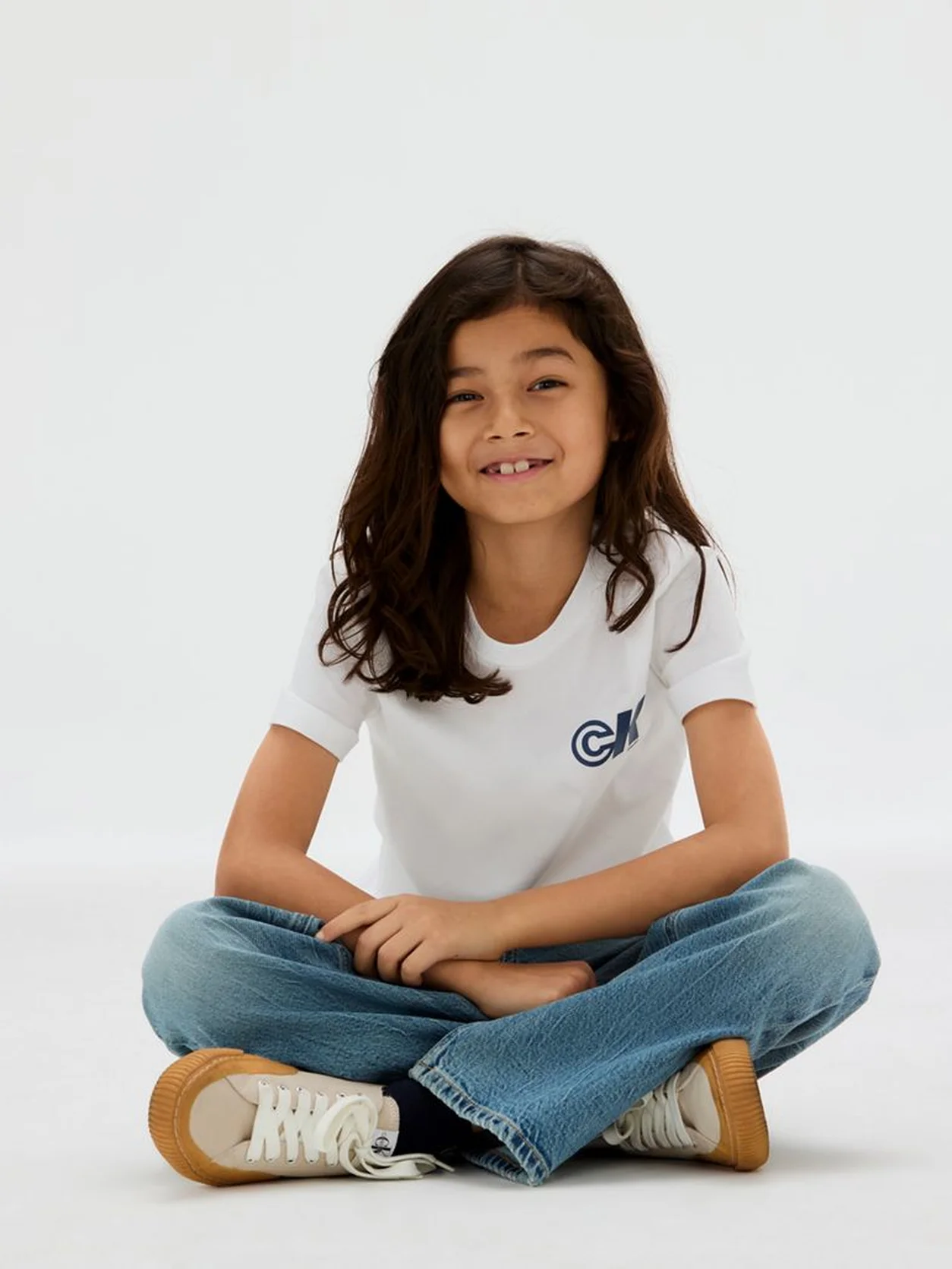 Bright White تيشرت مزين بشعار كلفن كلاين