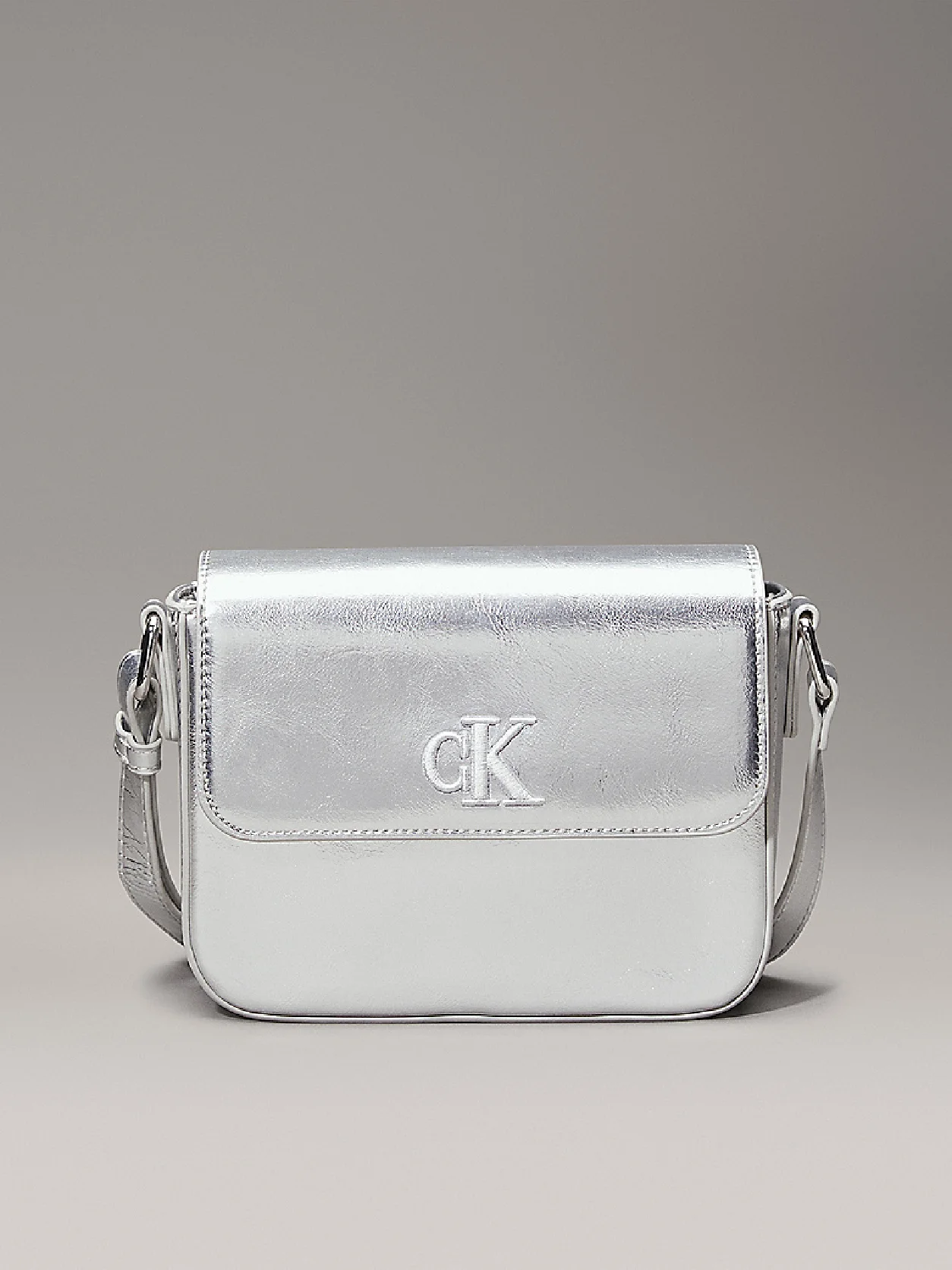  شنطة كروس مزينة بشعار كلفن كلاين للجنسين