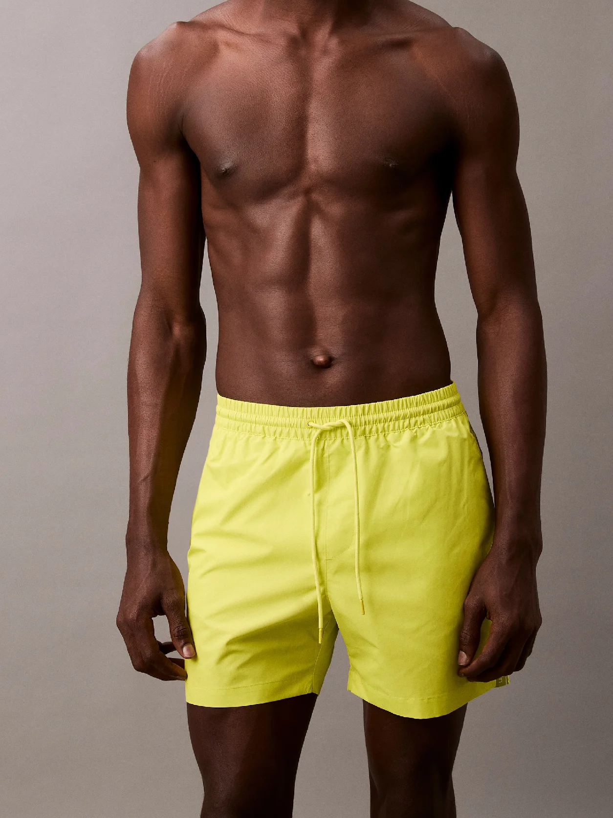 Lemonade Yellow شورت سباحة برباط متوسط الطول - بشريط مزين بشعار كلفن كلاين