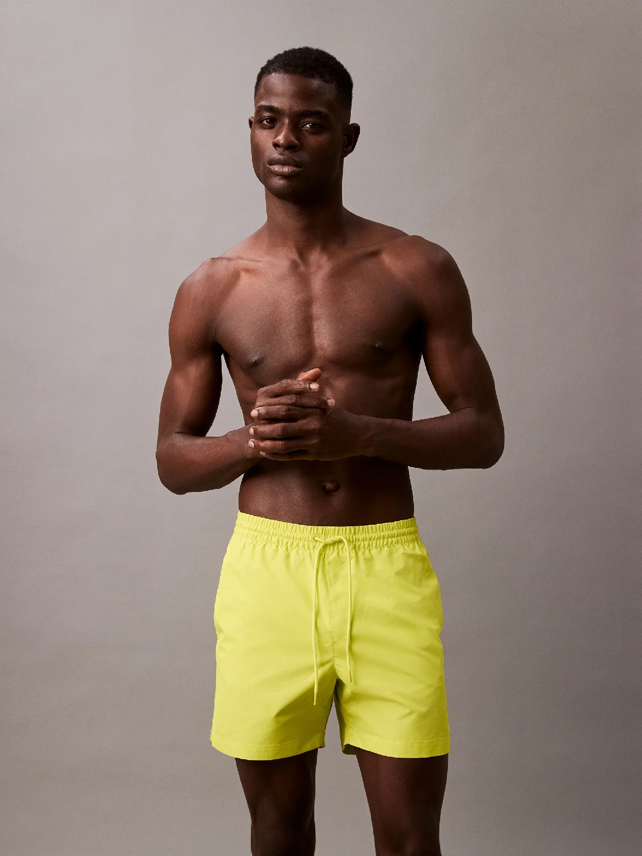 Lemonade Yellow شورت سباحة برباط متوسط الطول - بشريط مزين بشعار كلفن كلاين