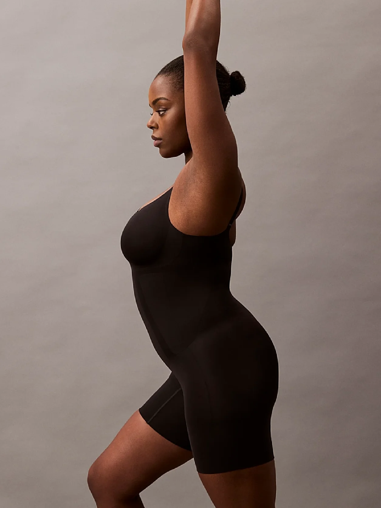 Black بودي سوت لنحت القوام من تشكيلة Secure Sculpt