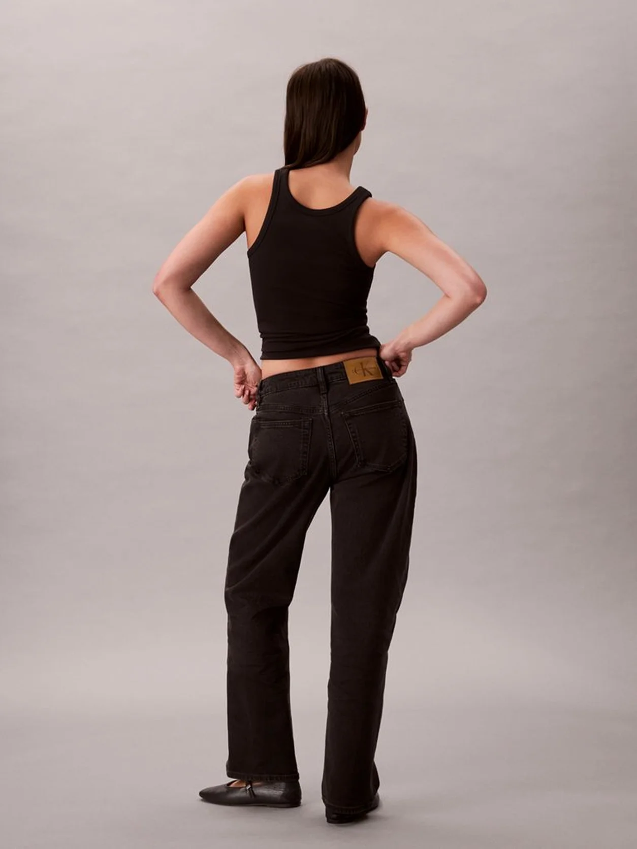 CK ESSENTIAL BLACK بنطال جينز بقصة أرجل مستقيمة وخصر مرتفع