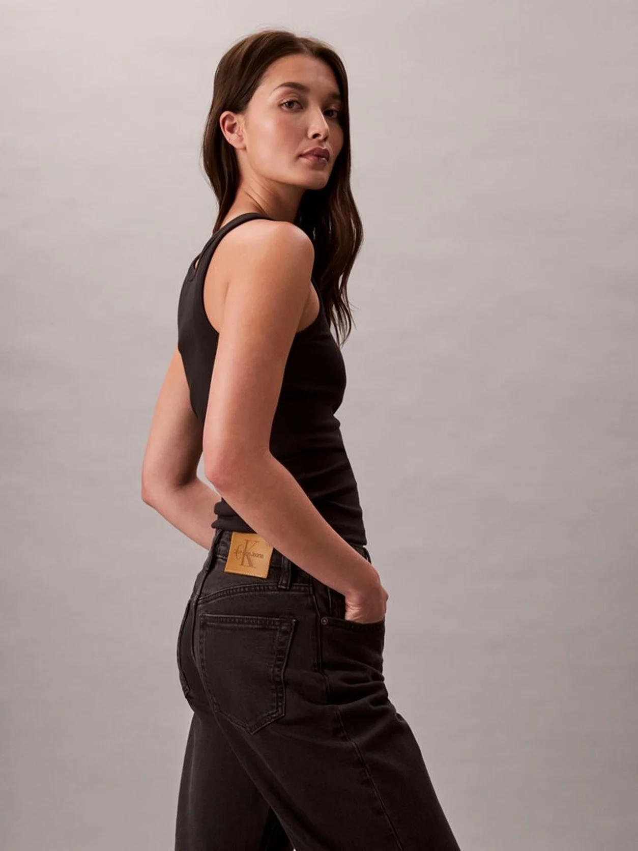 CK ESSENTIAL BLACK بنطال جينز بقصة أرجل مستقيمة وخصر مرتفع