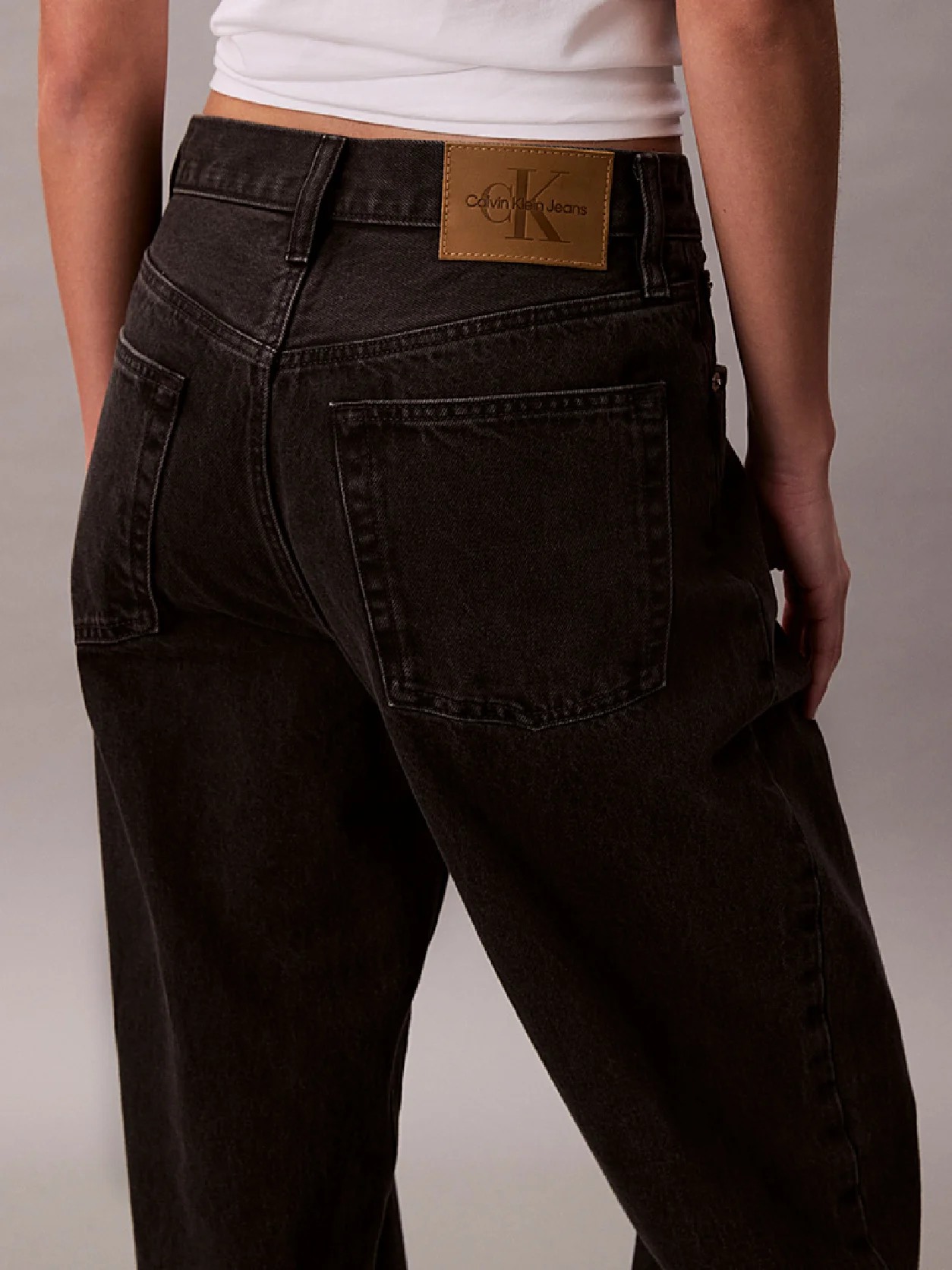 CK ESSENTIAL BLACK بنطال جينز بقصة فضفاضة مستوحاة من التسعينيات