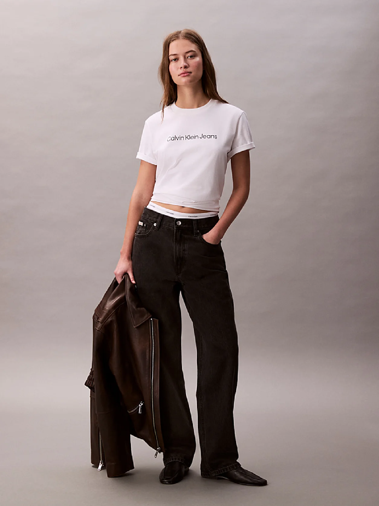 CK ESSENTIAL BLACK بنطال جينز بقصة فضفاضة مستوحاة من التسعينيات