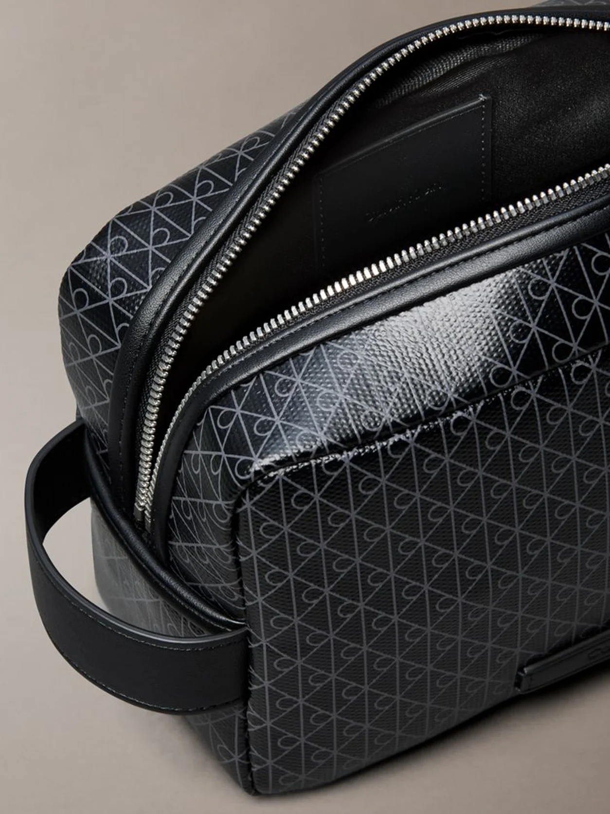 Black شنطة دوب بسحاب مزينة بحروف على كامل التصميم