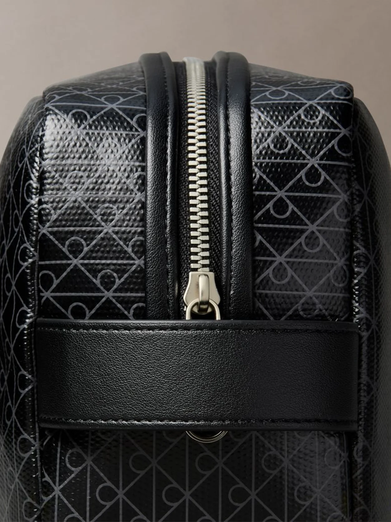 Black شنطة دوب بسحاب مزينة بحروف على كامل التصميم