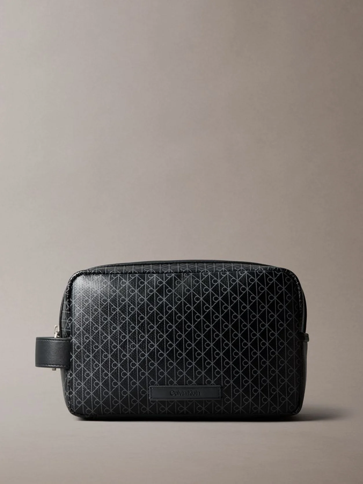 Black شنطة دوب بسحاب مزينة بحروف على كامل التصميم