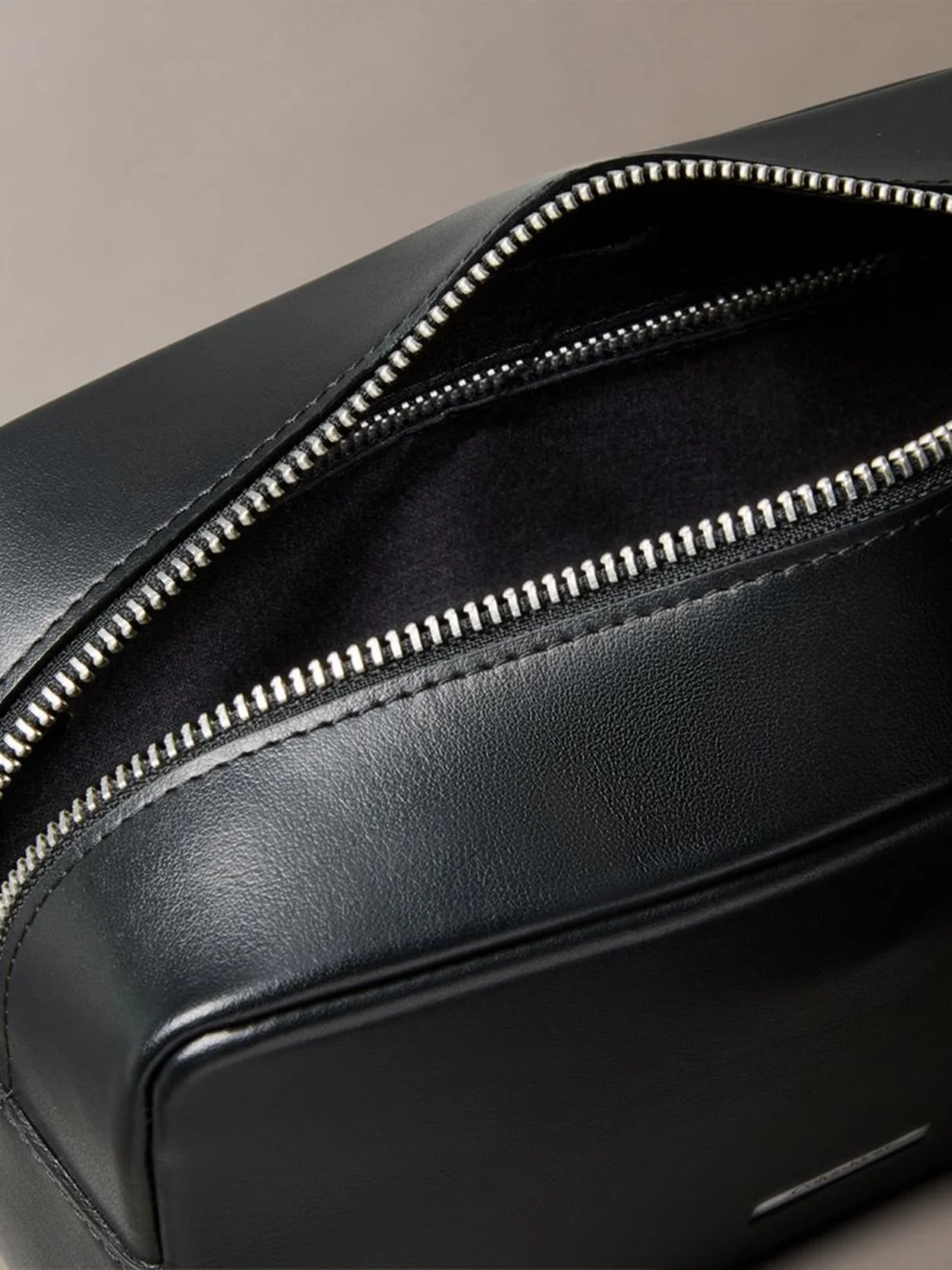 Black شنطة مستلزمات شخصية من الجلد المحبب الكامل