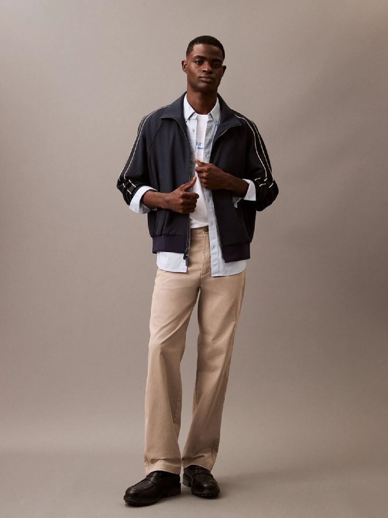 Brilliant White تيشيرت بشعار بنمط باهت