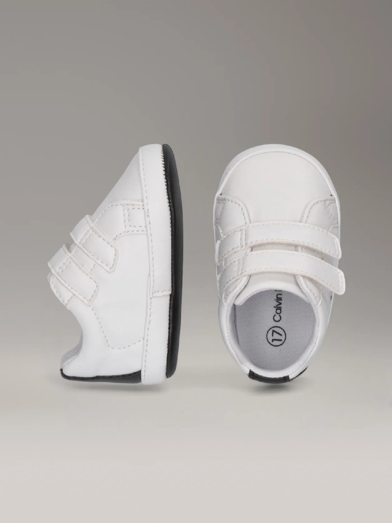  حذاء رياضي بحزام لاصق للأطفال الصغار