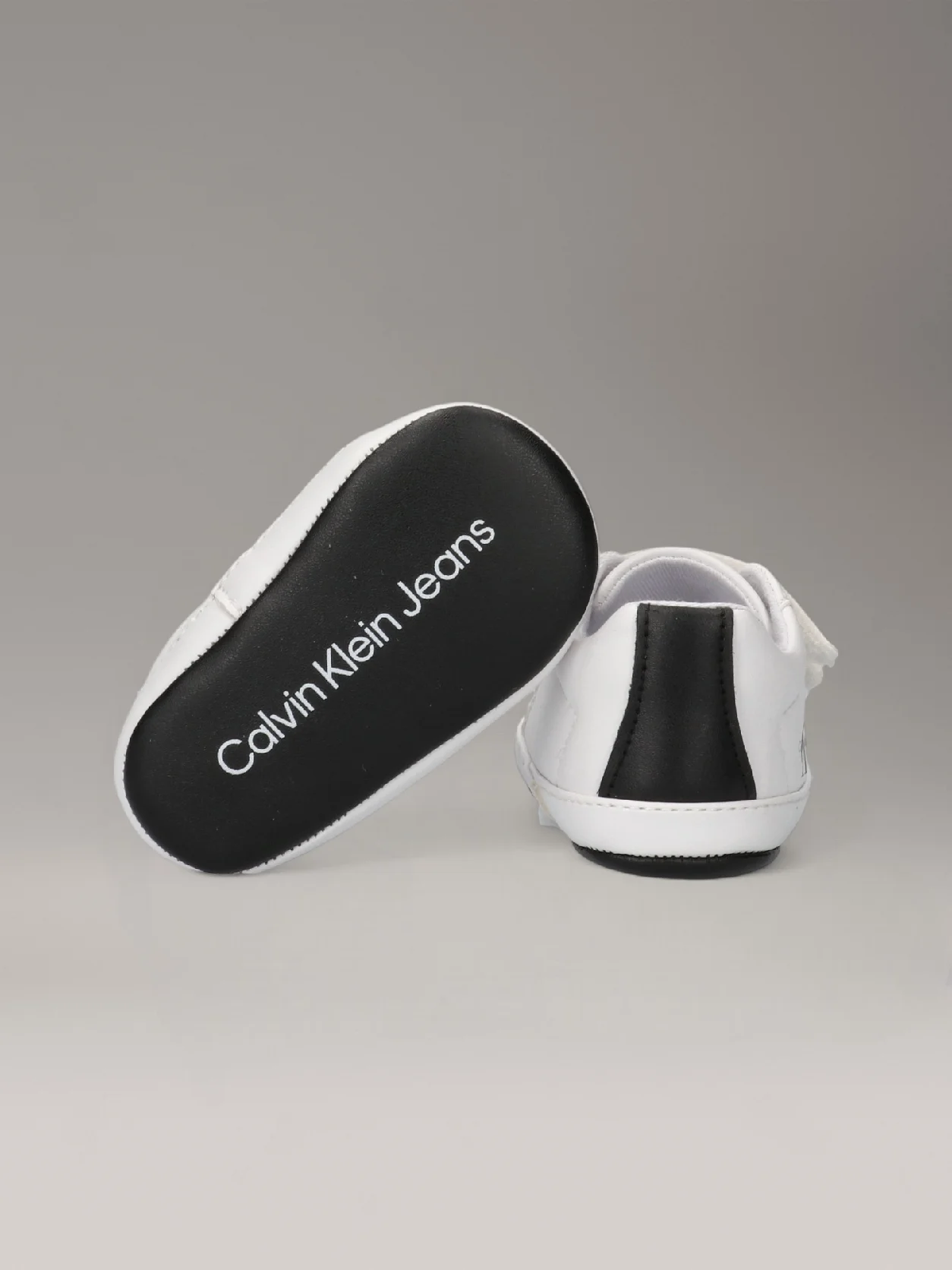  حذاء رياضي بحزام لاصق للأطفال الصغار