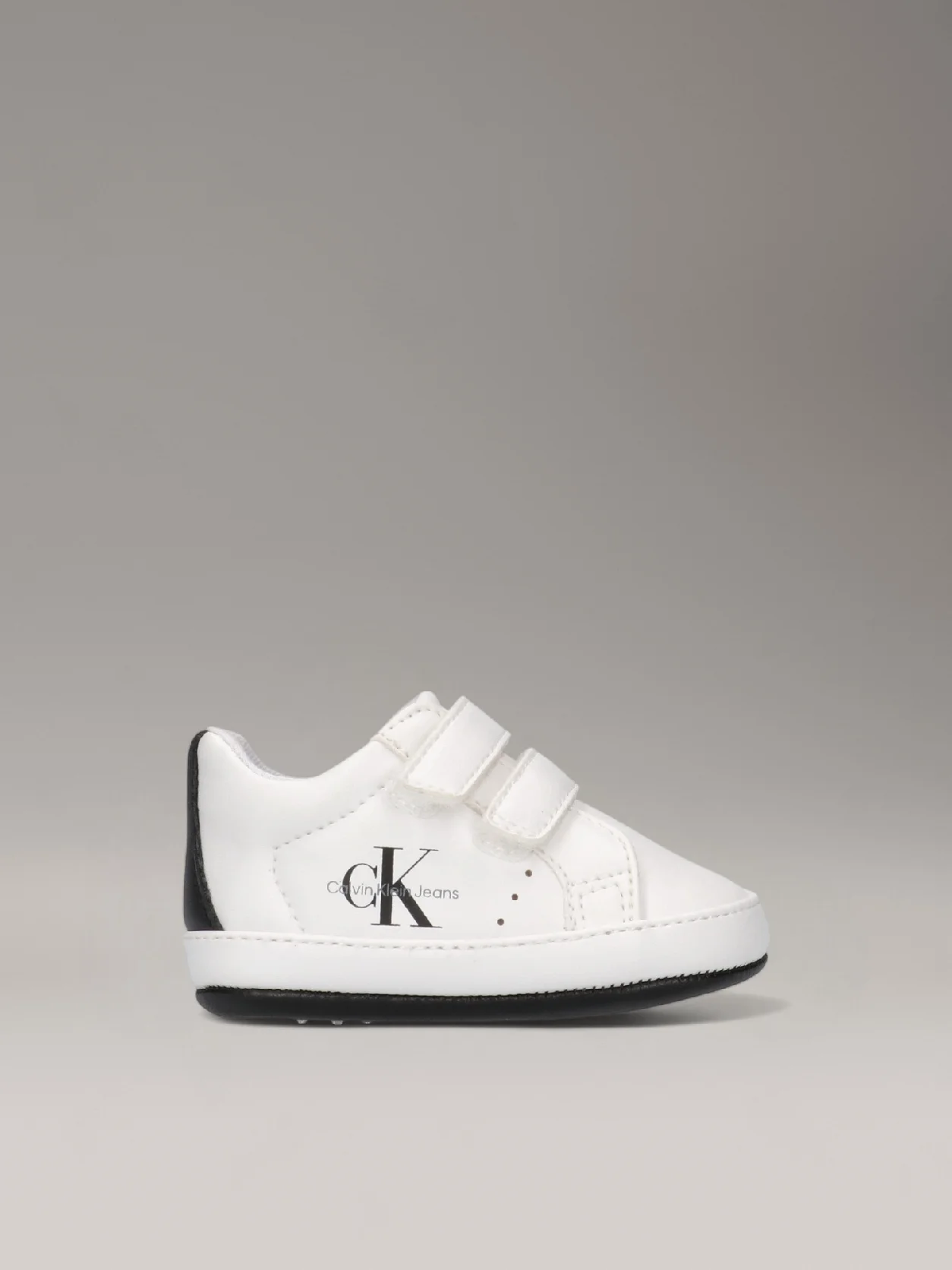  حذاء رياضي بحزام لاصق للأطفال الصغار