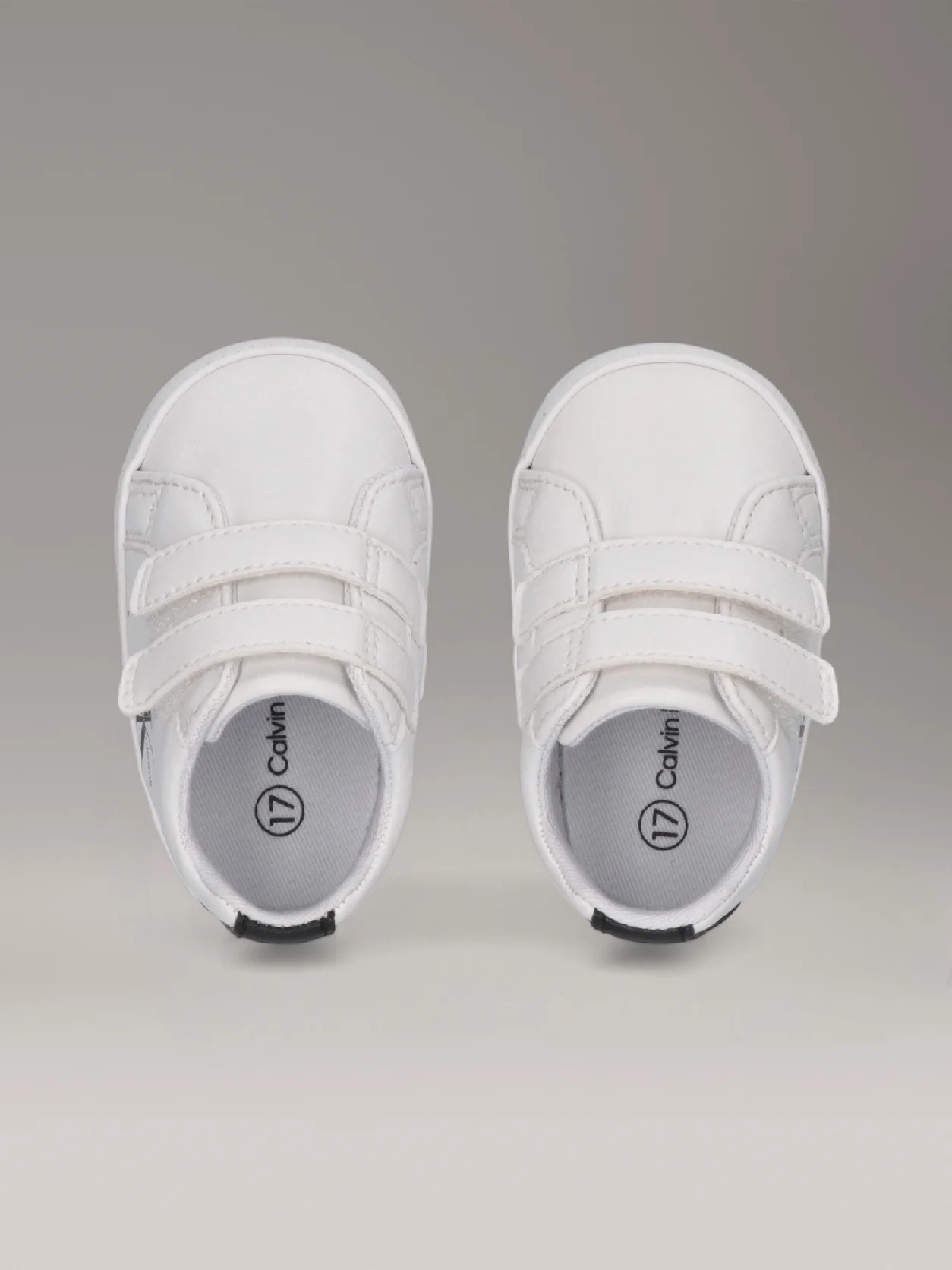  حذاء رياضي بحزام لاصق للأطفال الصغار