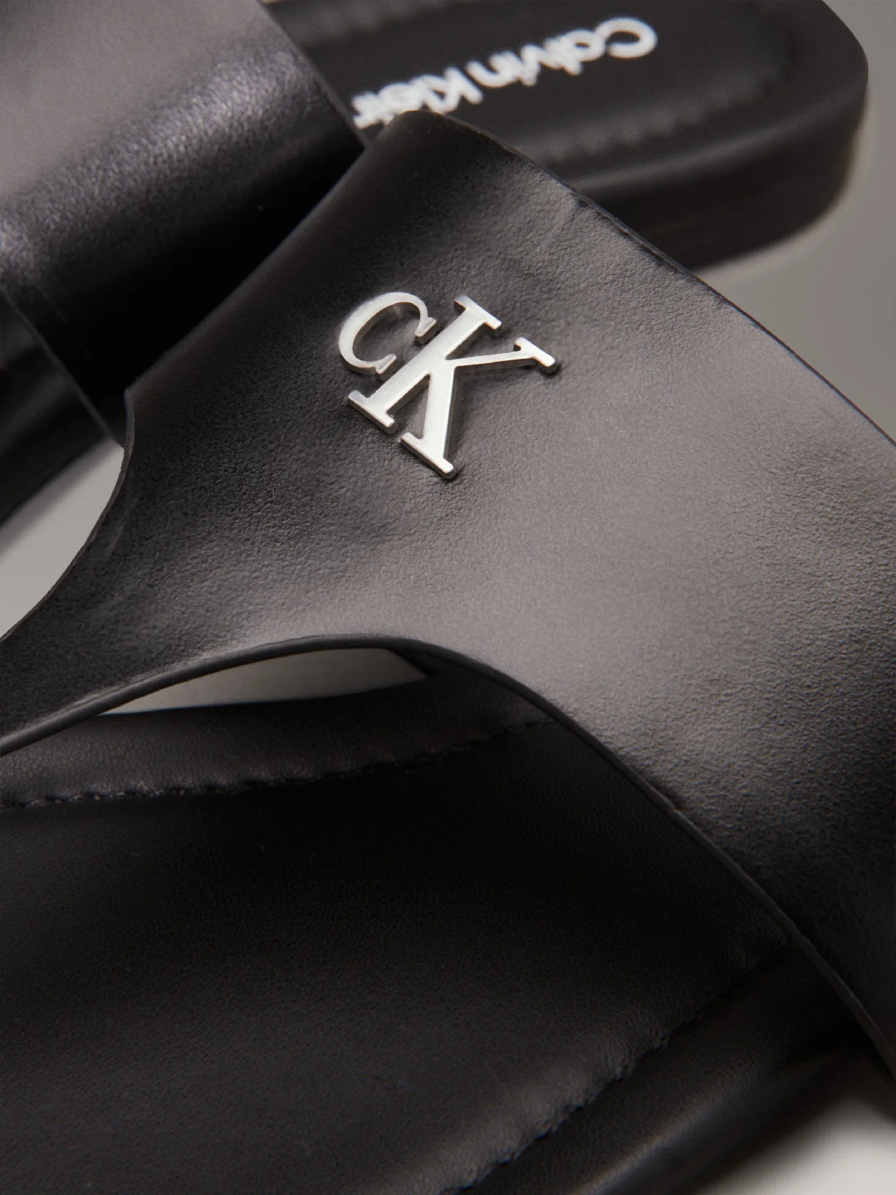 Triple Black صندل من الجلد الصناعي