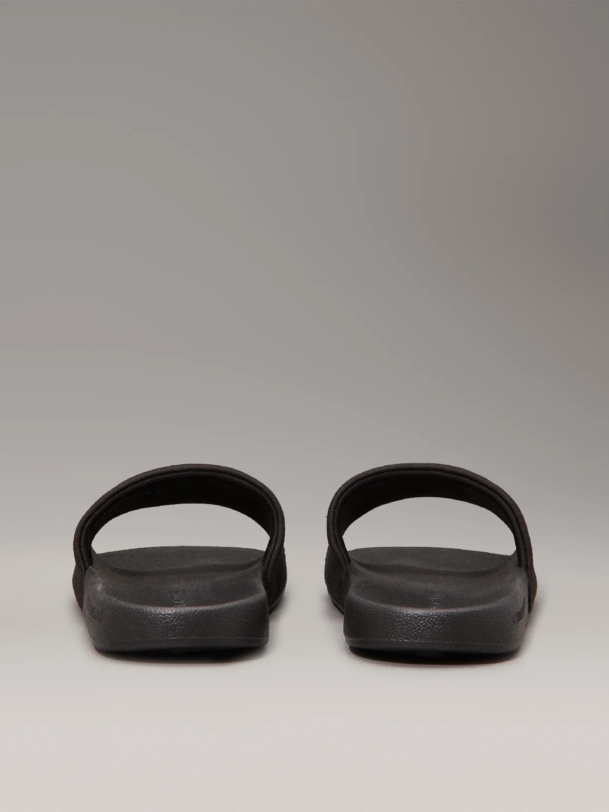 Triple Black شبشب مزين بشعار كلفن كلاين