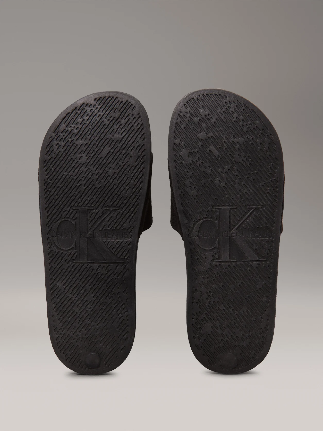 Triple Black شبشب مزين بشعار كلفن كلاين