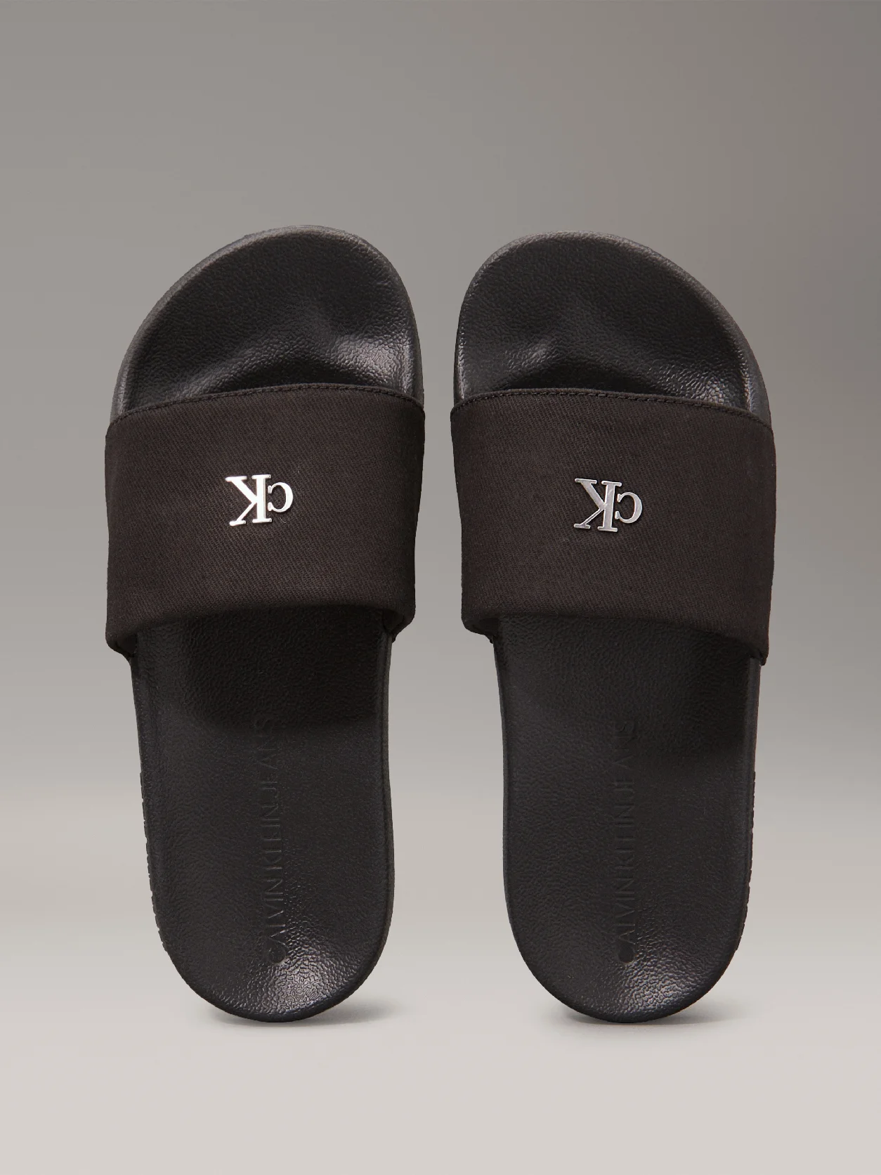 Triple Black شبشب مزين بشعار كلفن كلاين