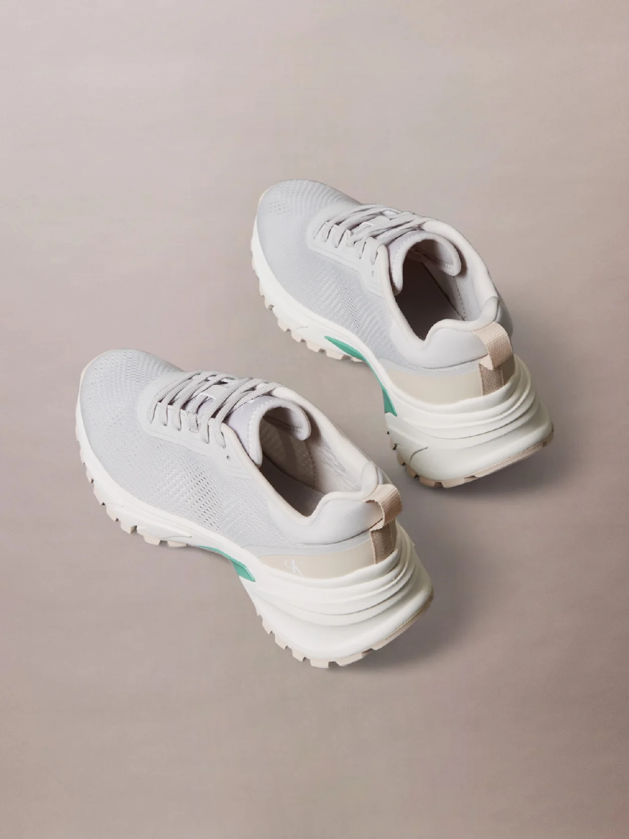 Oyster Mushroom/Formal Grey/Trooper حذاء رياضي من قماش شبكي