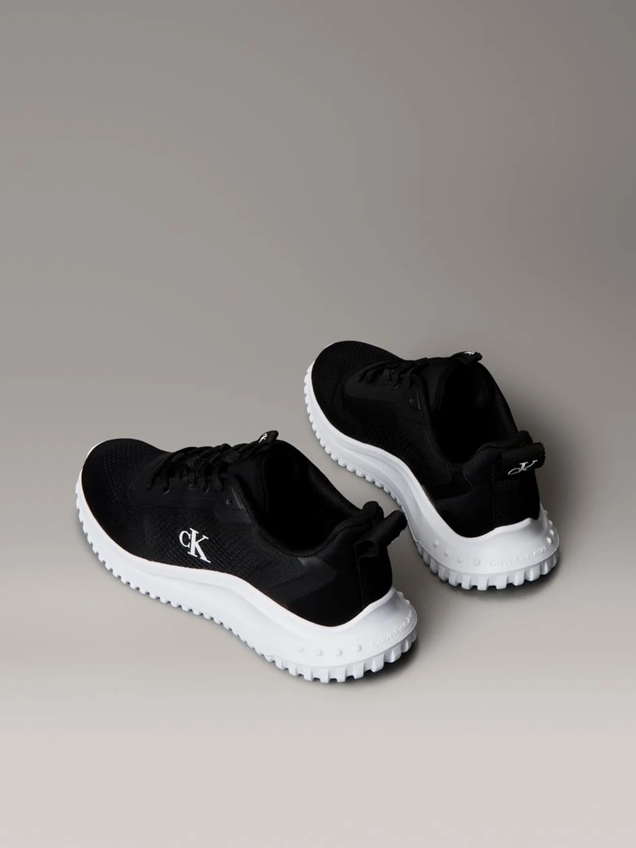 Black/Bright White حذاء رياضي خفيف الوزن للغاية من قماش شبكي جيد التهوية