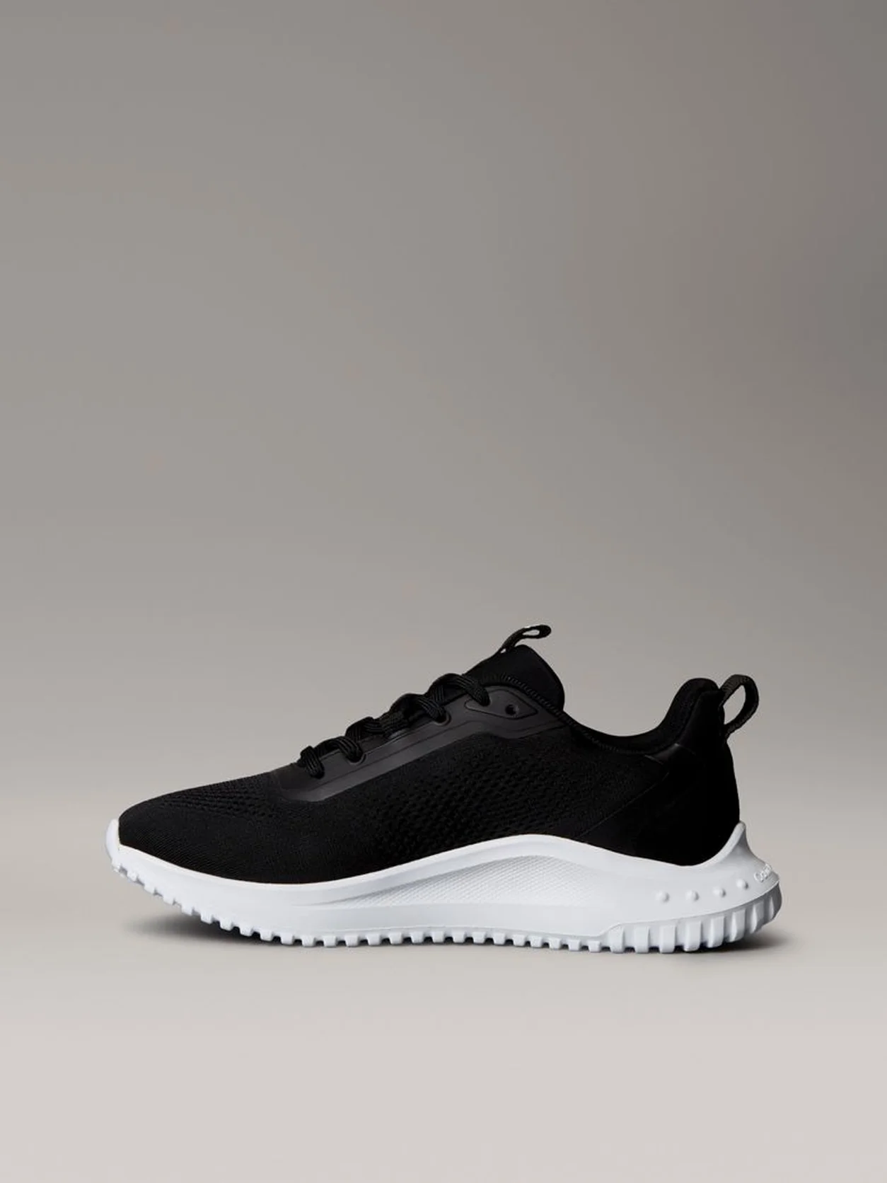 Black/Bright White حذاء رياضي خفيف الوزن للغاية من قماش شبكي جيد التهوية