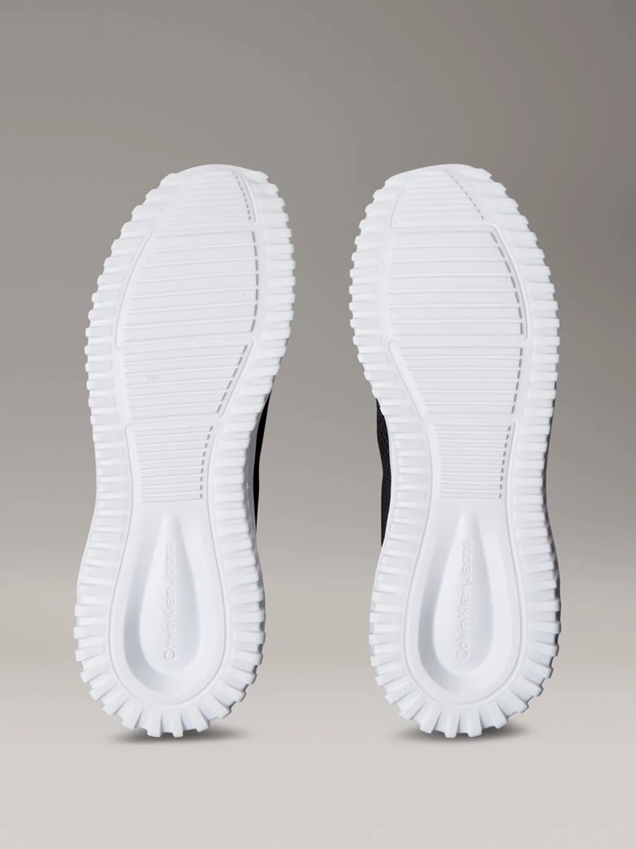 Black/Bright White حذاء رياضي خفيف الوزن للغاية من قماش شبكي جيد التهوية