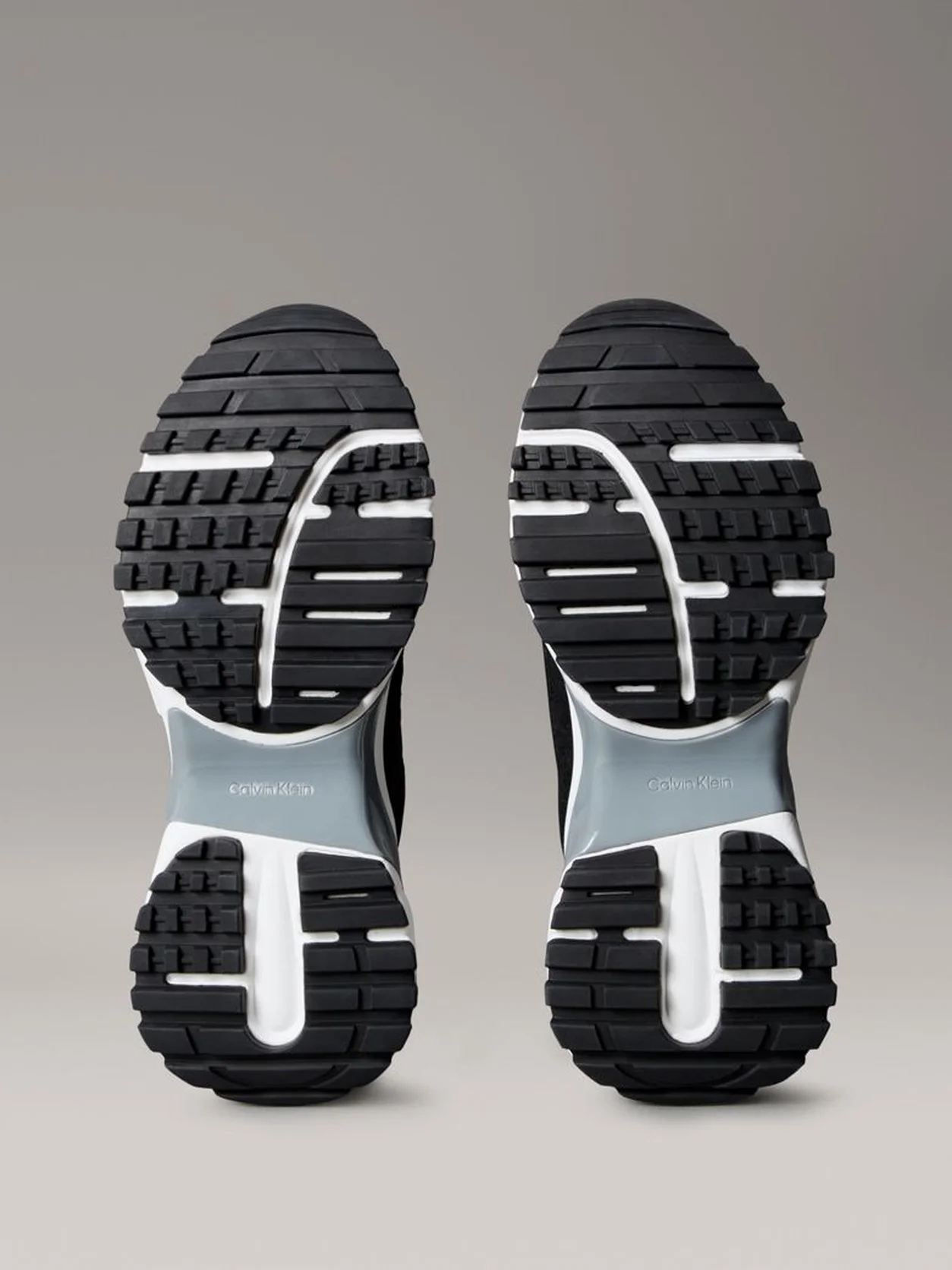 Black/Granite Road حذاء رياضي من الشامواه والنايلون المزين بشعار كلفن كلاين