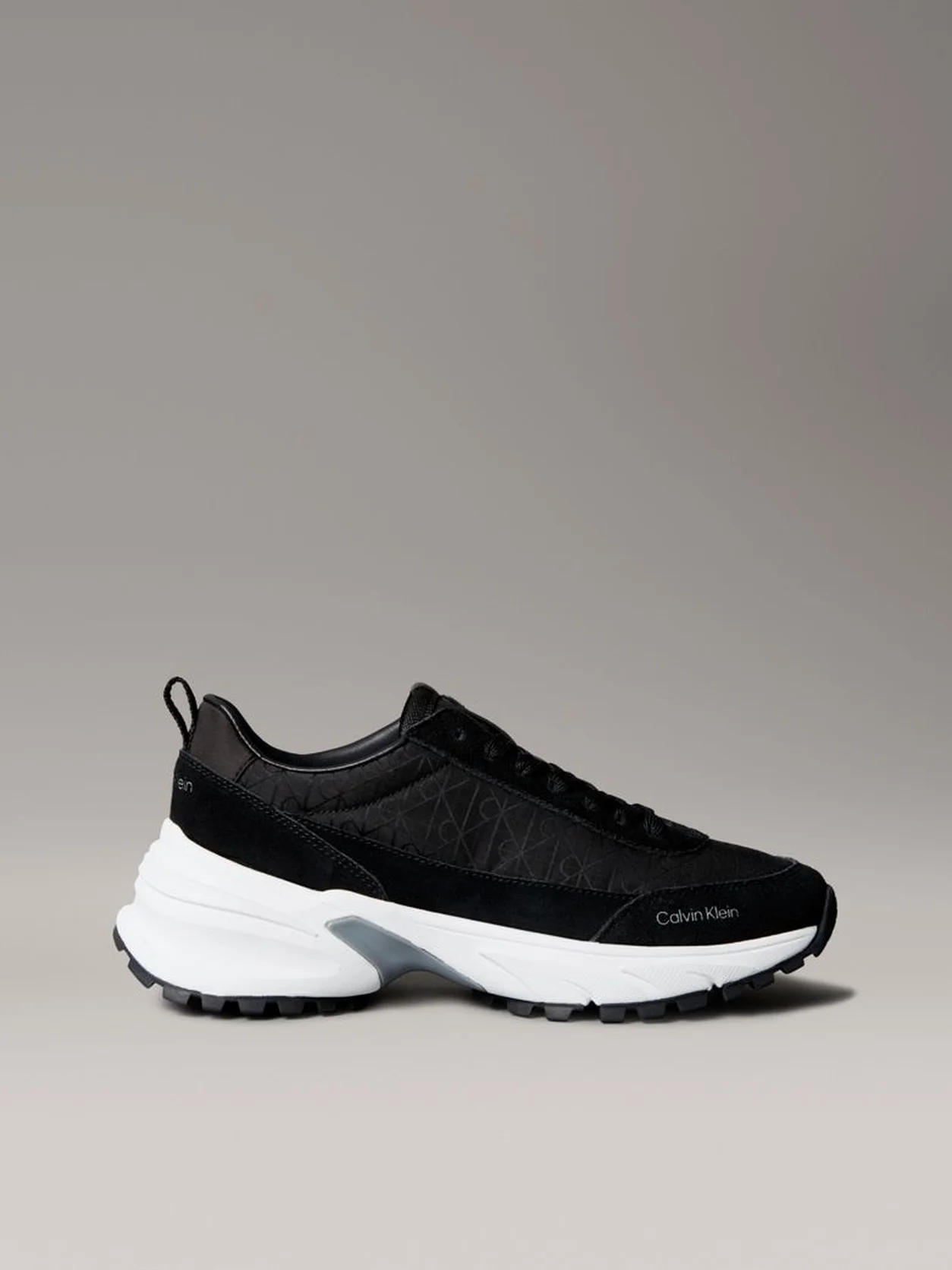 Black/Granite Road حذاء رياضي من الشامواه والنايلون المزين بشعار كلفن كلاين